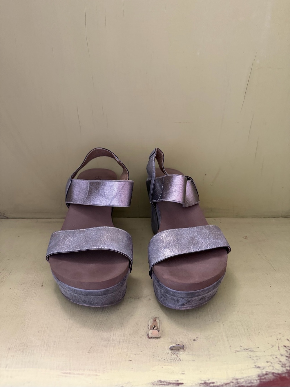 Metallic Lavender Platform Sandals with Adjustable Straps
